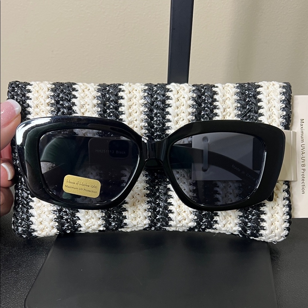 House of Harlow 1960 | Sunglasses with Case - Picture 3 of 10